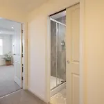 5, King's Court Apartment *