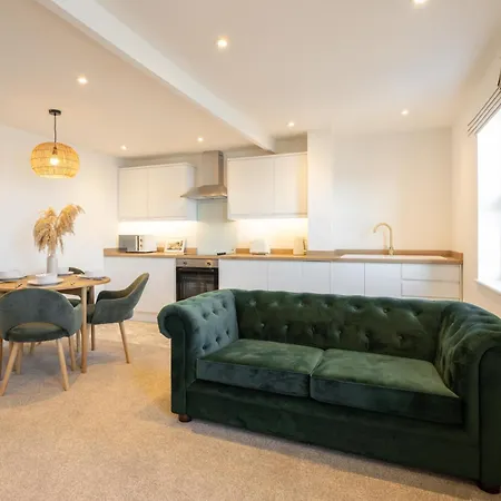 5, King's Court Apartman *